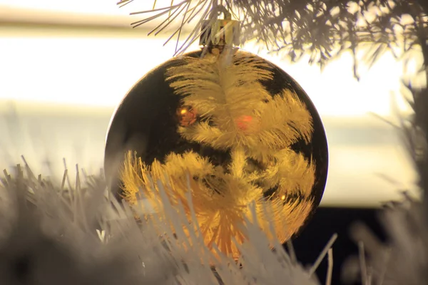 Bola Ouro Uma Árvore Natal Branca Decorações Ano Novo Natal — Fotografia de Stock