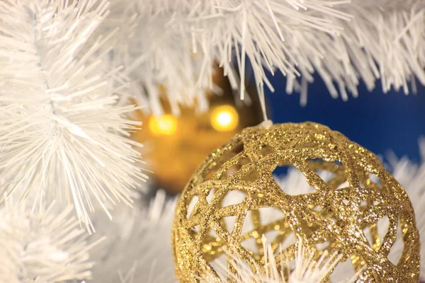 Sfera Oro Lucido Intrecciato Pende Abete Bianco Decorazioni Albero Natale — Foto Stock