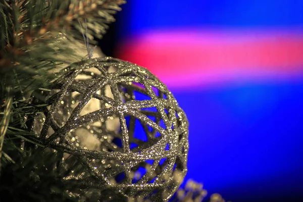 Auf Schwarzem Hintergrund Hängt Eine Silbrig Glänzende Geflochtene Kugel Weihnachtsbaumschmuck — Stockfoto