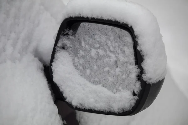 Coche Bajo Gorra Nieve Copos Nieve Espejo Todo Coche Llegado — Foto de Stock