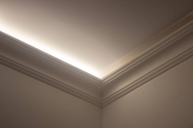 onarım, kutusunun tavan aydınlatma. karmaşık yapıları Alçıpan yaptı. ışık, gölgeler oyun gizli.