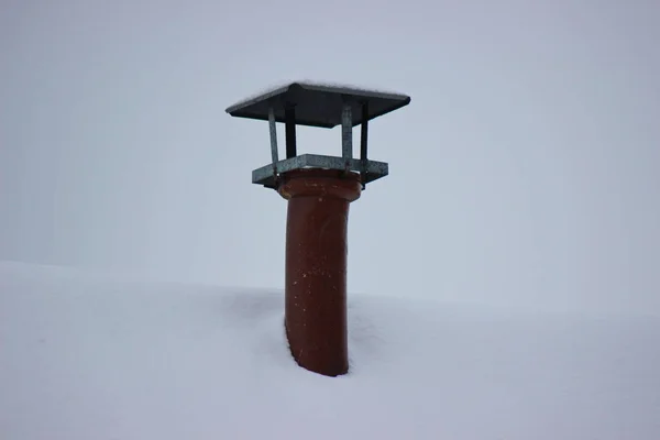 Chimenea Azotea Nevada Invierno Nevado Pueblo Sistema Calefacción Antigua Casa — Foto de Stock