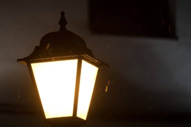 fener ile kar, karanlıkta ışık sokak. Damla su ve kar ile klasik sokak lambası