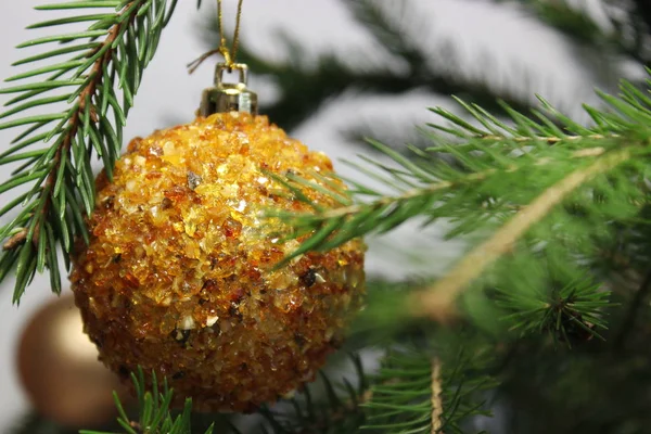 Noel Ağacı Beyaz Zemin Üzerine Sarı Top Değerli Taş Amber — Stok fotoğraf