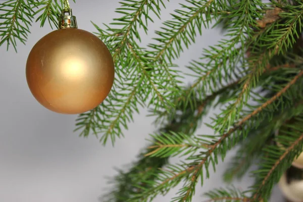 Palla Ambrata Sull Albero Natale Sfondo Bianco Gemma Ambra Brilla — Foto Stock