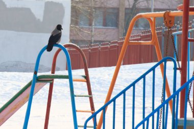 Çocuk Bahçesi kış, salıncaklar ve carousels güneşli kar altında. Hayır insanlar, boş alanı, bekleyen