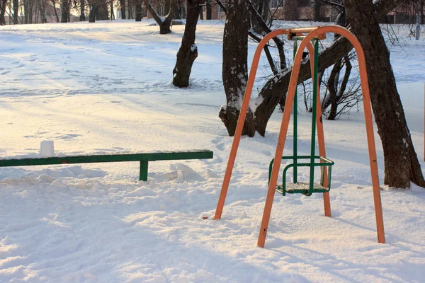 Parque Infantil Inverno Baloiços Carrosséis Sob Neve Dia Ensolarado Sem — Fotografia de Stock