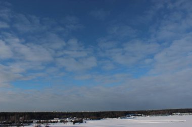 mavi gökyüzü ve güneşli kış gününde beyaz bulutlar. uçaklar izleri