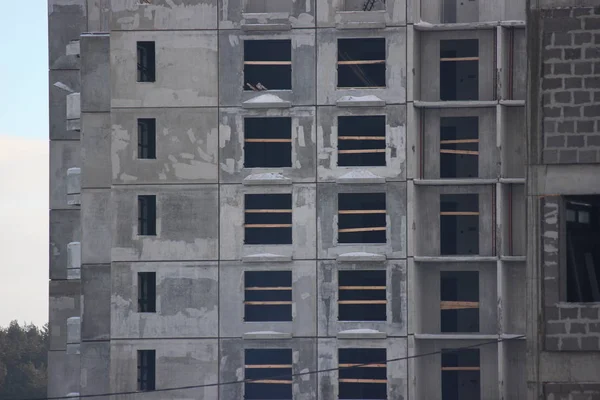 高层起重机框架 混凝土公寓楼的施工 在未完工的房子的背景下把棚子抬起来 工人的休息 — 图库照片