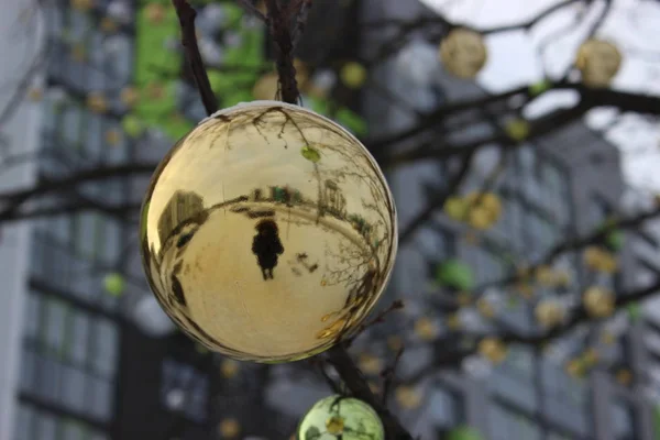 Silhouette Homme Dans Reflet Boule Noël Arbre Est Décoré Pour — Photo