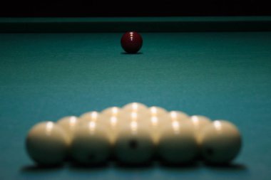 Rus bilardo topları piramit oyunun başında ile sıralanır. beyaz top yeşil bir tablo. ciddi spor, Şampiyonası