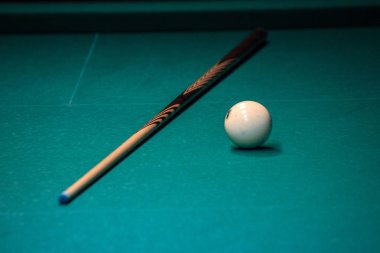işaret ve Rus bilardo için beyaz top oyuncular ve hakimler için bekleyen tablo vardır. spor, Hobiler, arkadaşlar ve iş arkadaşları için boş zaman yarışmalarda.