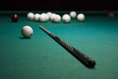 işaret ve Rus bilardo için beyaz top oyuncular ve hakimler için bekleyen tablo vardır. spor, Hobiler, arkadaşlar ve iş arkadaşları için boş zaman yarışmalarda.