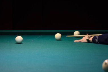 Rus bilardo oynayan adam. El işaret tutan ve tablo yeşil arka plan üzerinde topu aldı. Topu cebine koydu, oyunu kazanmak. dinlenme, Hobiler, yarışmalar.