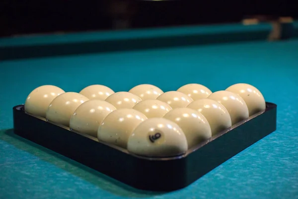 Bolas de bilhar russo são alinhados com uma pirâmide no início do jogo. bolas brancas em uma mesa verde. desporto sério, campeonato — Fotografia de Stock