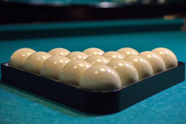ロシアのビリヤードのボールは、ゲームの冒頭にピラミッドが並んでいます。緑のテーブルに白いボール。深刻なスポーツの選手権 — ストック写真