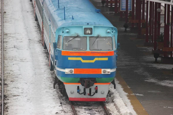 Velho Trem Fica Estação Ferroviária Esperando Partida Passageiros Viajar Redor — Fotografia de Stock