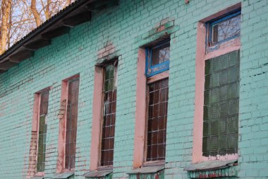 Windows cam blok, terk edilmiş evde yeşil. bakım olmadan binalar imha