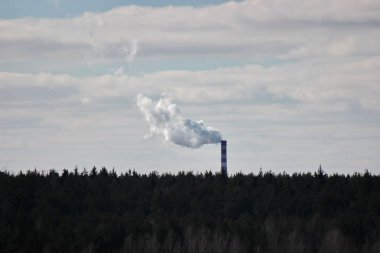çevre koruma şehir yakındaki ormanın üzerinde fabrika borudan duman. emisyon atık atmosfere. Hava temiz tutun. Arıtma Tesisleri İnşaat. nefes