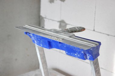 spatula Gazbeton duvar karşı. Daire veya ev, inşaat malzemeleri, inşaat işi onarmak.