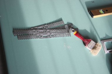 Daire veya ev onarma. İnşaat, gelişme, daire tasarım. Alçıpan ile çalışır. duvarlar ve açıklıklar, ses yalıtımı ve yüzey hizalama oluşturun. Carpenter'ın düzeyi ve bıçak