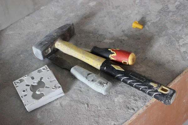 Tools for repair and construction works: a ladder, a trowel, a hammer. repair of the apartment, the construction of walls. building site — Stock Photo, Image