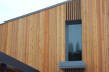 modern ve trendy ev yapımı. farklı malzeme ve doku tasarımı kombinasyonu. düşük katlı binalar. cam, ahşap, metal ve beton şık çözüm vardır. Standart olmayan s