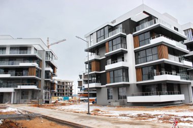 modern düşük katlı konut inşaat işleri. ev inşaat alanında. Vinçler, özel ekipman iş kolaylaştırmak. İnşaat yapım aşamasında. çerçeve ev Sıfırla.