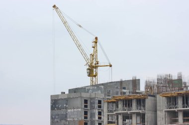 modern düşük katlı konut inşaat işleri. ev inşaat alanında. Vinçler, özel ekipman iş kolaylaştırmak. İnşaat yapım aşamasında. çerçeve ev Sıfırla.