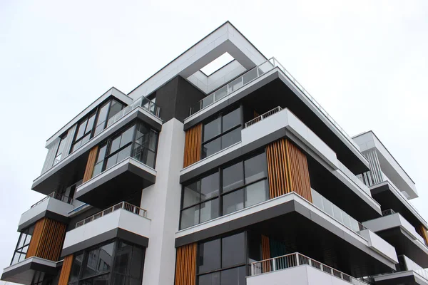 modern konut inşaatı. farklı malzeme ve doku tasarımı kombinasyonu. daireler ve evler uygun düzeni. düşük katlı binalar. cam, ahşap, metal ve 