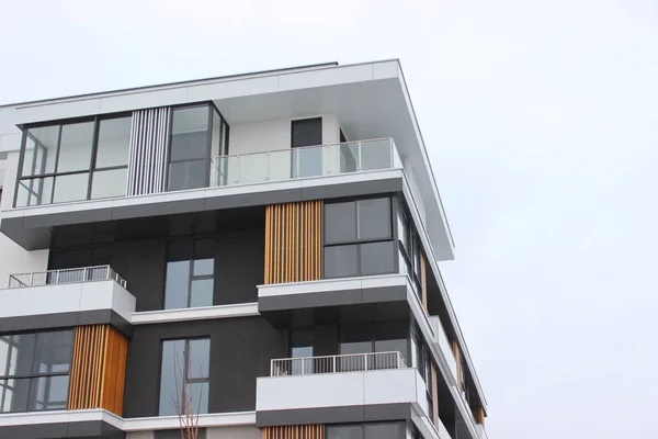 Konstruktion av moderna bostadshus. kombinationen av olika material och texturer i designen. bekväm layout av lägenheter och hus. låga byggnader. glas, trä, metall och — Stockfoto