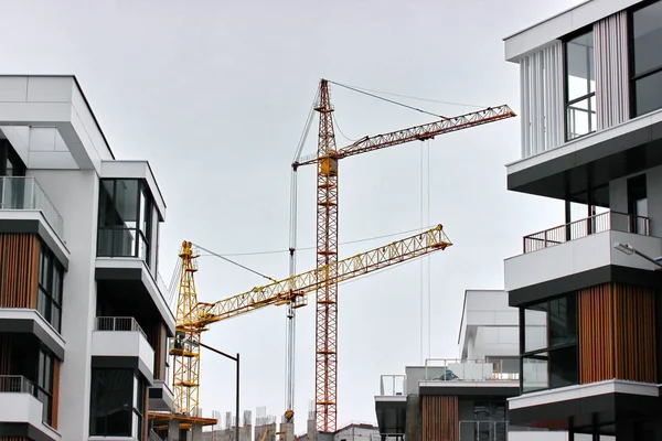 Construcción de edificios residenciales modernos. la combinación de diferentes materiales y texturas en el diseño. diseño conveniente de apartamentos y casas. edificios de poca altura. vidrio, madera, metal y —  Fotos de Stock