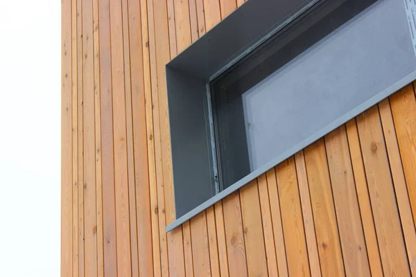 modern ve trendy ev yapımı. farklı malzeme ve doku tasarımı kombinasyonu. düşük katlı binalar. cam, ahşap, metal ve beton şık çözüm vardır. Standart olmayan s