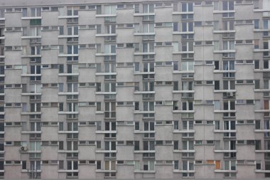 Windows bir apartman bina, simetrik çerçeve gri bir evde. birçok oda bir evde. Modern konut inşaat.