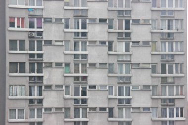 Windows bir apartman bina, simetrik çerçeve gri bir evde. birçok oda bir evde. Modern konut inşaat.