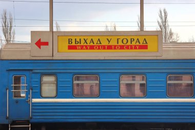 tren yolcuları bekleyen platformda var. kalkış zamanlamaya. mavi motor eski model. trenler tarafından yolcu taşımacılığı. Coupe, ayrılmış koltuk, koltuk. Ayrıntılar-ışık.