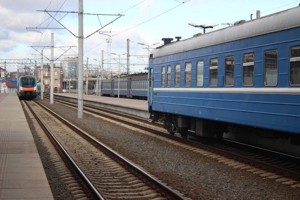 Verteilstation Eisenbahn. Schienen und Schwellen. Instandhaltung von Straßen und Verkehr. Öffentliche Verkehrsmittel. die verschiedenen Richtungen der Straße. Eisenbahnpfeile und Fußgängerüberwege — Stockfoto