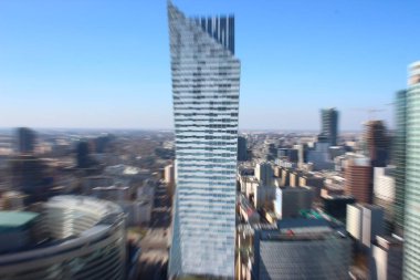 siluet bir gökdelen, nesnenin görüntü'nün, zavallı görme yeteneği olan bir adam bak. uzun pozlama için yakınlaştırma etkisi. modern şehir, ekran koruyucu, soyut resim arka plan.