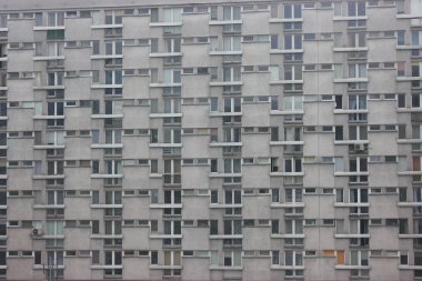Windows bir apartman bina, simetrik çerçeve gri bir evde. birçok oda bir evde. Modern konut inşaat.