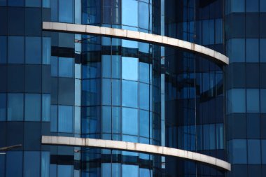 Windows modern bir ev. cam gökdelen kentin moda Ofis Binası Kat tavana pencereler ile. aydınlık odalar ve modern inşaat. gerçekte vücut bulma için yeni fırsatlar.