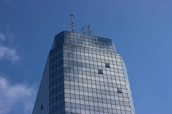 Fenêtres d'une maison moderne. gratte-ciel en verre dans la ville, immeuble de bureaux à la mode avec des fenêtres du sol au plafond. chambres lumineuses et construction moderne. nouvelles possibilités d'incarnation dans la réalité . — Photo