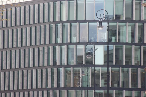 Fenêtres d'une maison moderne. gratte-ciel en verre dans la ville, immeuble de bureaux à la mode avec des fenêtres du sol au plafond. chambres lumineuses et construction moderne. nouvelles possibilités d'incarnation dans la réalité . — Photo