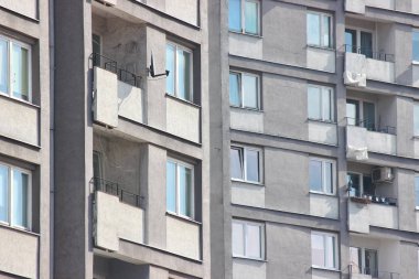 Beyaz plastik pencere bir apartman bina, simetrik çerçeve gri bir evde. birçok oda bir evde. Modern konut inşaat. eski bina