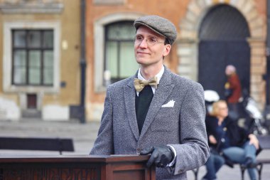 Varşova, Polonya 03.22.2019 - oyuncu varil organ veya laterna eski şehir Meydanı'nda. Herkes için müzik bir kelebek gözlüklü bir adam. onun iş Ödülleri ister. entert