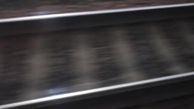 hareket halinde tren, raylar ve Suskunlar hareket. Şehirler ve ülkeler arasında demiryolu iletişimi. Dünya seyahat. çeşitli ulaşım elektrik, tren, metro ve tramvaylar raylar üzerinde çalıştırmak.