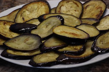 ayçiçek yağı ile kızarmış patlıcan. ince dilimlenmiş ve tost, altın bir kabuk ile.doldurma için bir tabak üzerine serilmiş. hızlı ve lezzetli yemekler. el yapımı, ev yapımı gıda
