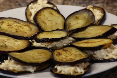 ayçiçek yağı ile kızarmış patlıcan. ince dilimlenmiş ve tost, altın bir kabuk ile.doldurma için bir tabak üzerine serilmiş. hızlı ve lezzetli yemekler. patlıcan peyniri, mayonez ve sarımsak dolması. düzenlenmiş