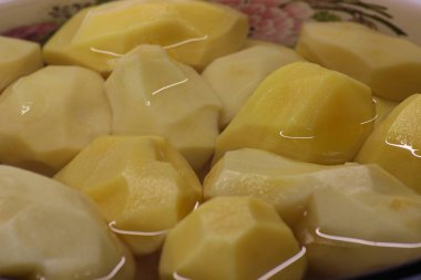 patates pişirme, temizleme, kesme ve marine. yağ ve baharat kullanımı. dilimler halinde kesilmiş ve fırında pişirin. basit ürünlerin sağlıklı çanak