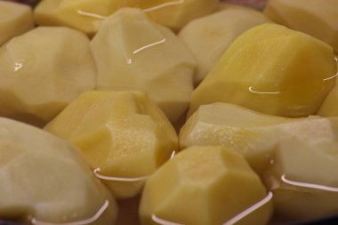 patates pişirme, temizleme, kesme ve marine. yağ ve baharat kullanımı. dilimler halinde kesilmiş ve fırında pişirin. basit ürünlerin sağlıklı çanak