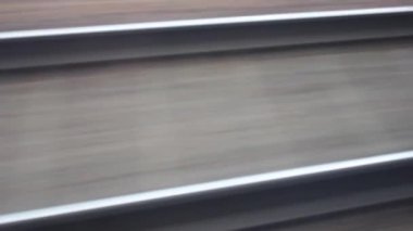 hareket halinde tren, raylar ve Suskunlar hareket. Şehirler ve ülkeler arasında demiryolu iletişimi. Dünya seyahat. çeşitli ulaşım elektrik, tren, metro ve tramvaylar raylar üzerinde çalıştırmak.